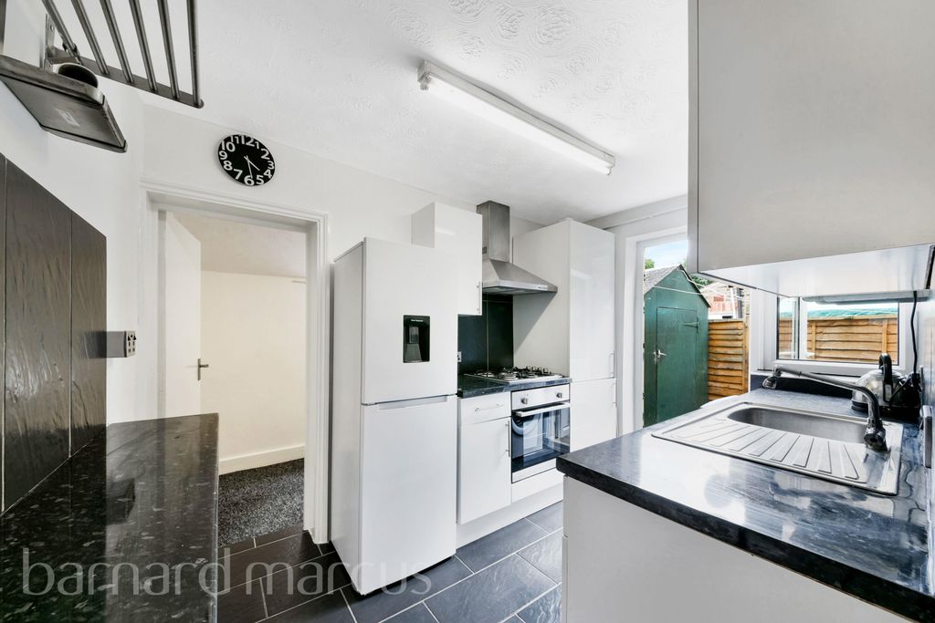 Property photo 3 of 9 Kitchen