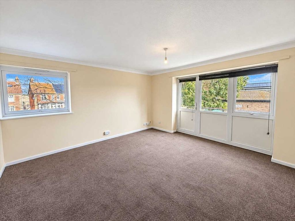 Property photo 3 of 14 Lounge -