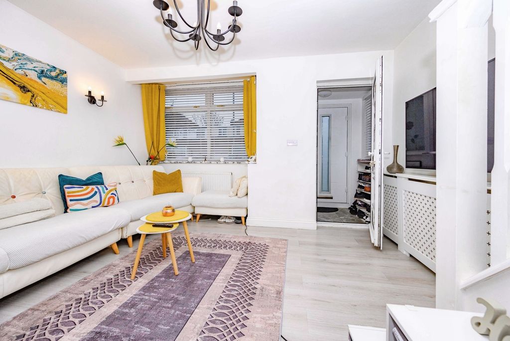 Property photo 3 of 17 Pbox-Img.Jpg