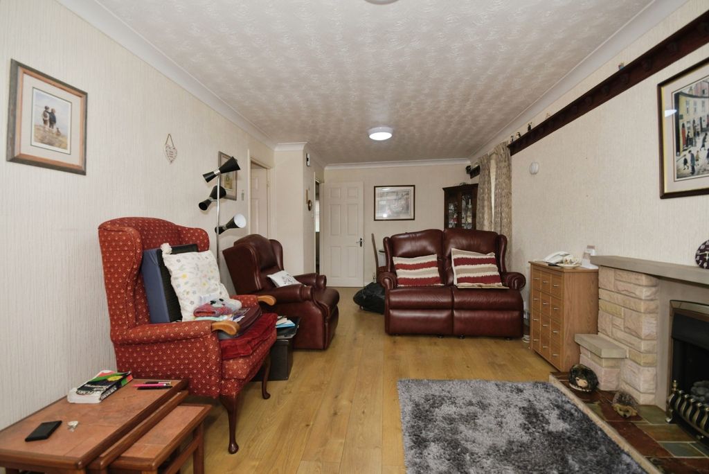 Property photo 2 of 17 Lounge