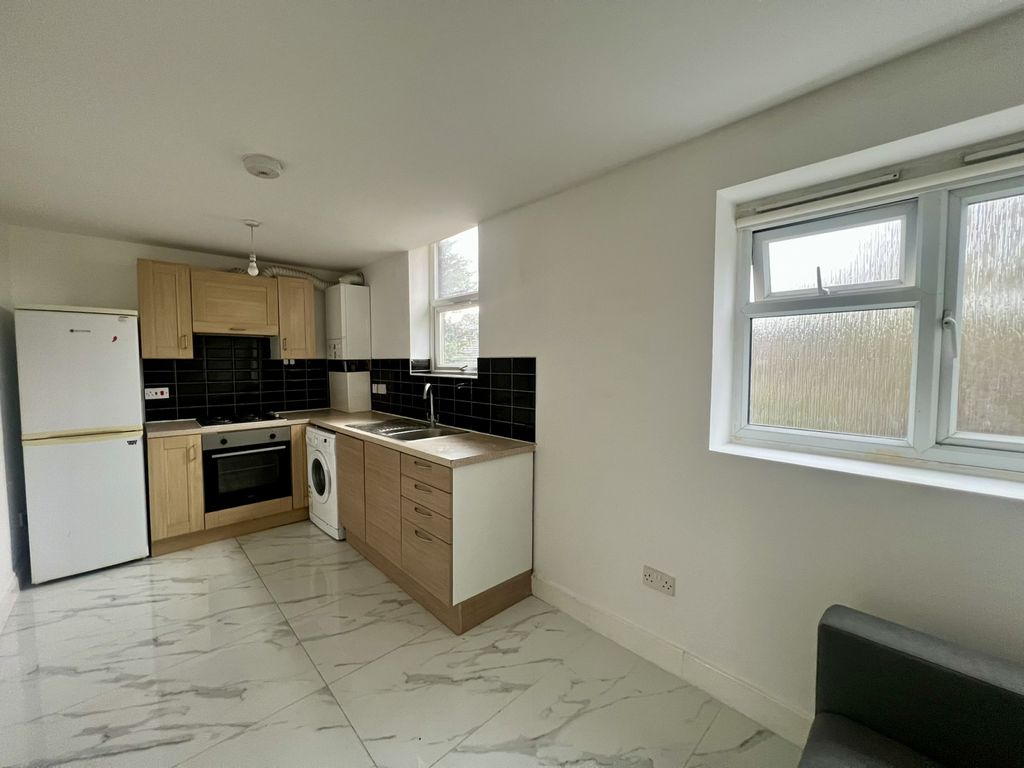 Property photo 1 of 12 Three Bedroom Flat To Rent On Amersham Road, Lewisham