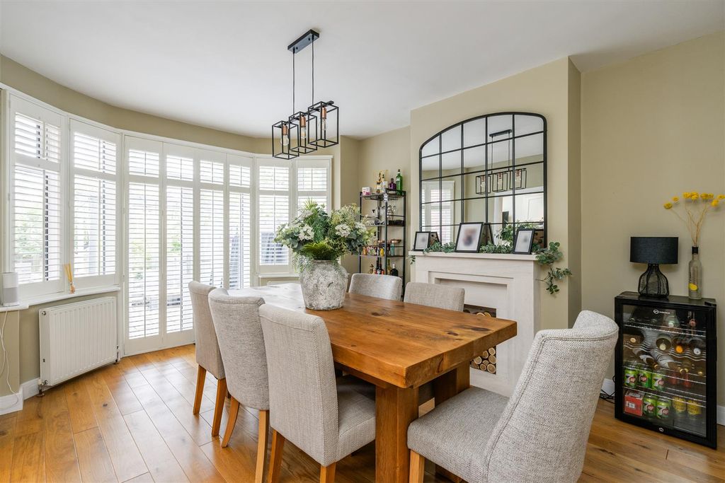 Property photo 3 of 22 64 Beechwood Park Road_8.Jpg