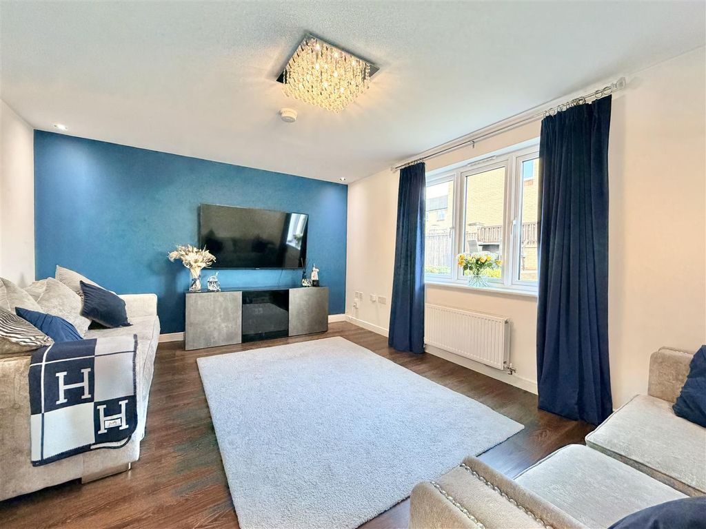 Property photo 2 of 18 Lounge