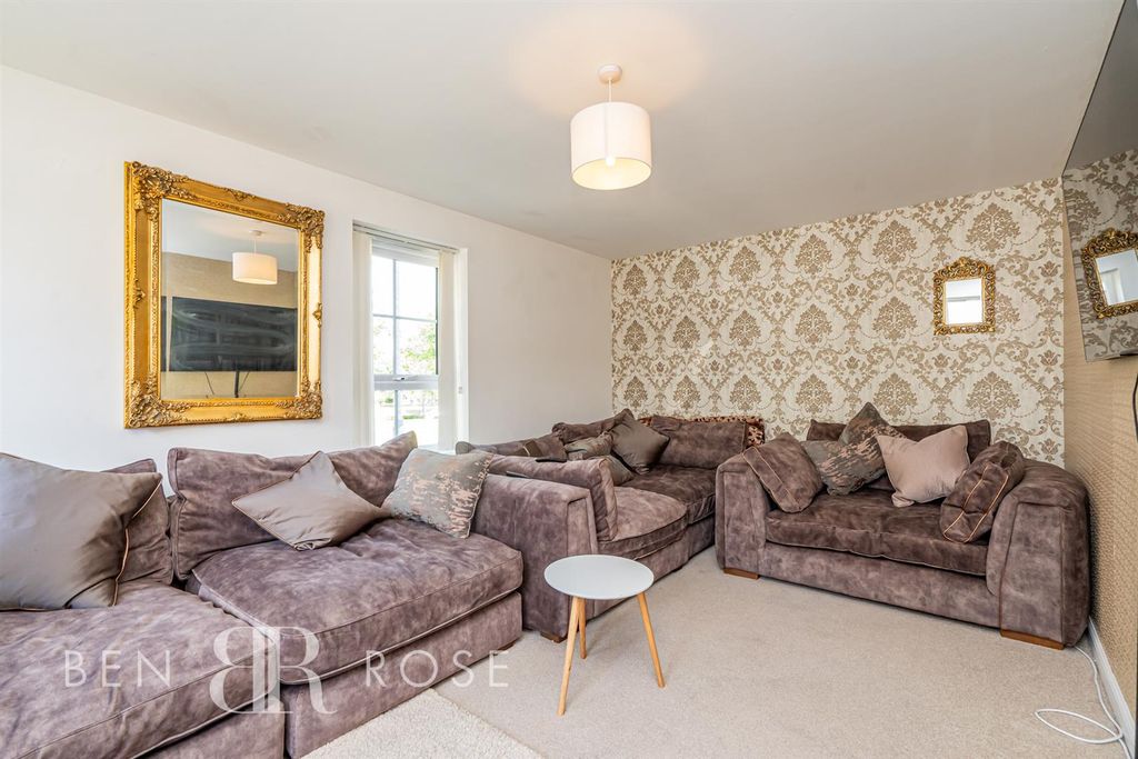 Property photo 2 of 23 Lounge