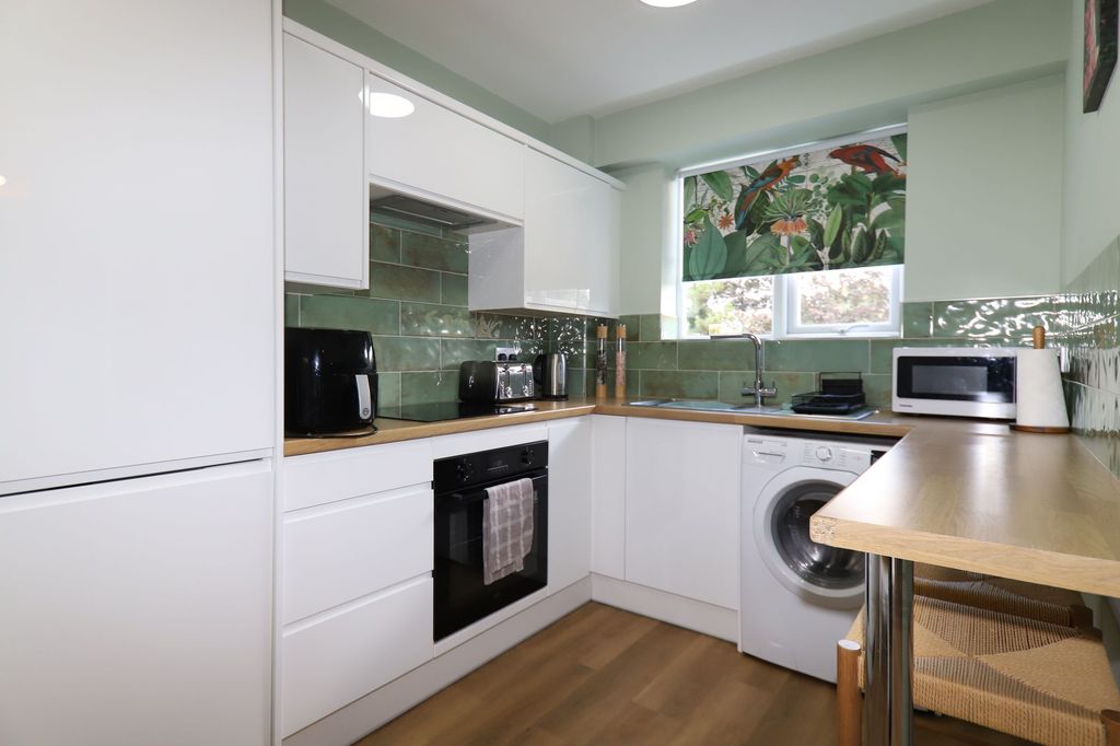Property photo 3 of 8 Kitchen