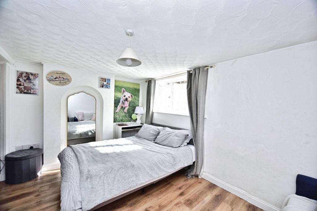 Property photo 1 of 14 Lounge/Bedroom