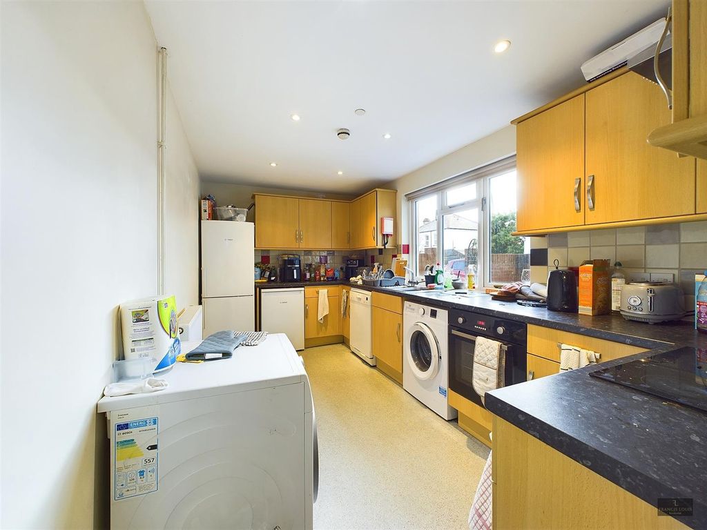 Property photo 3 of 9 Cam02887G0-Pr0328-Still003.Jpg