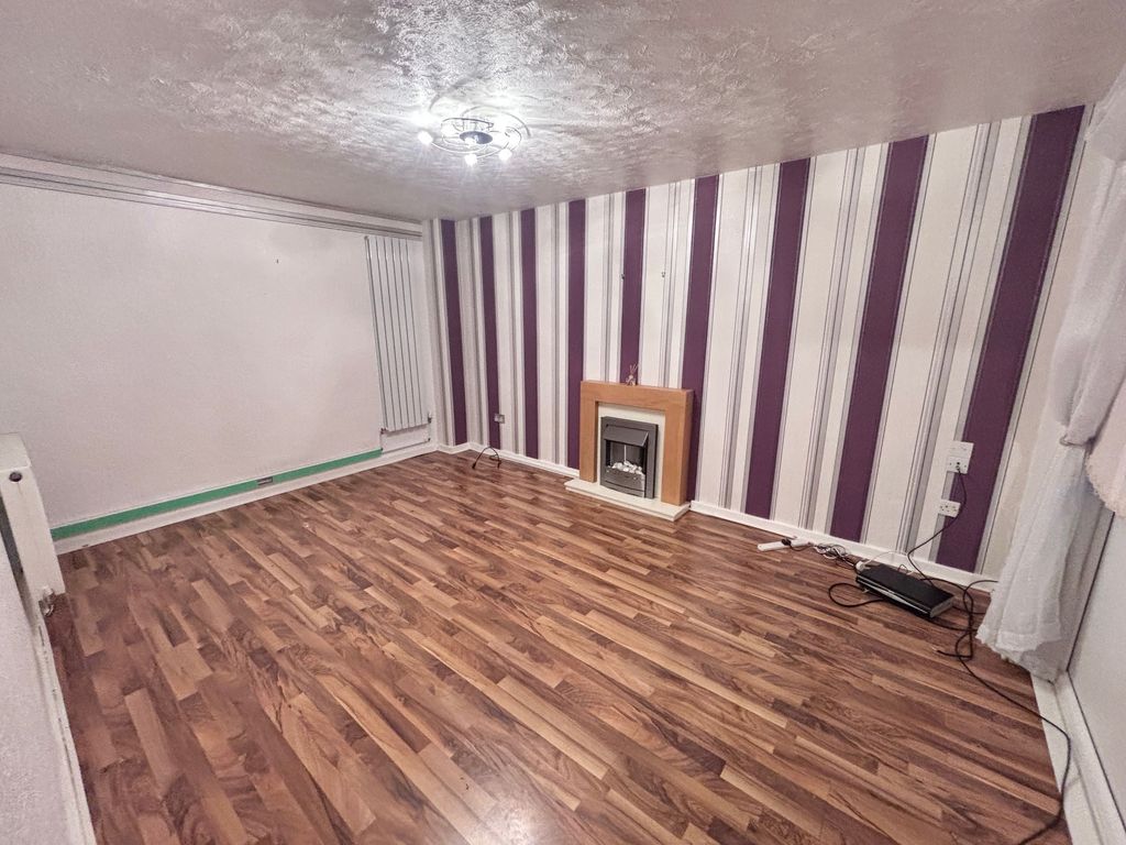 Property photo 1 of 7 Living Room