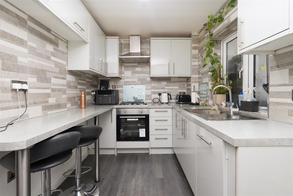 Property photo 3 of 14 Kitchen