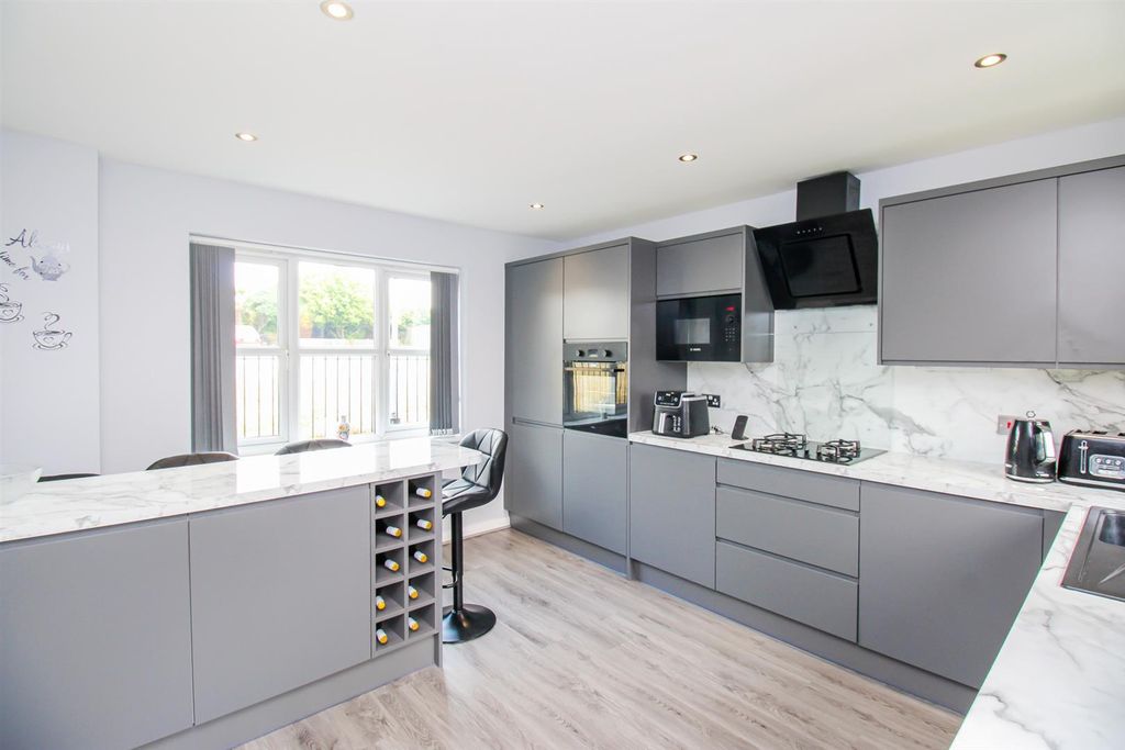 Property photo 3 of 12 Kitchen/Diner