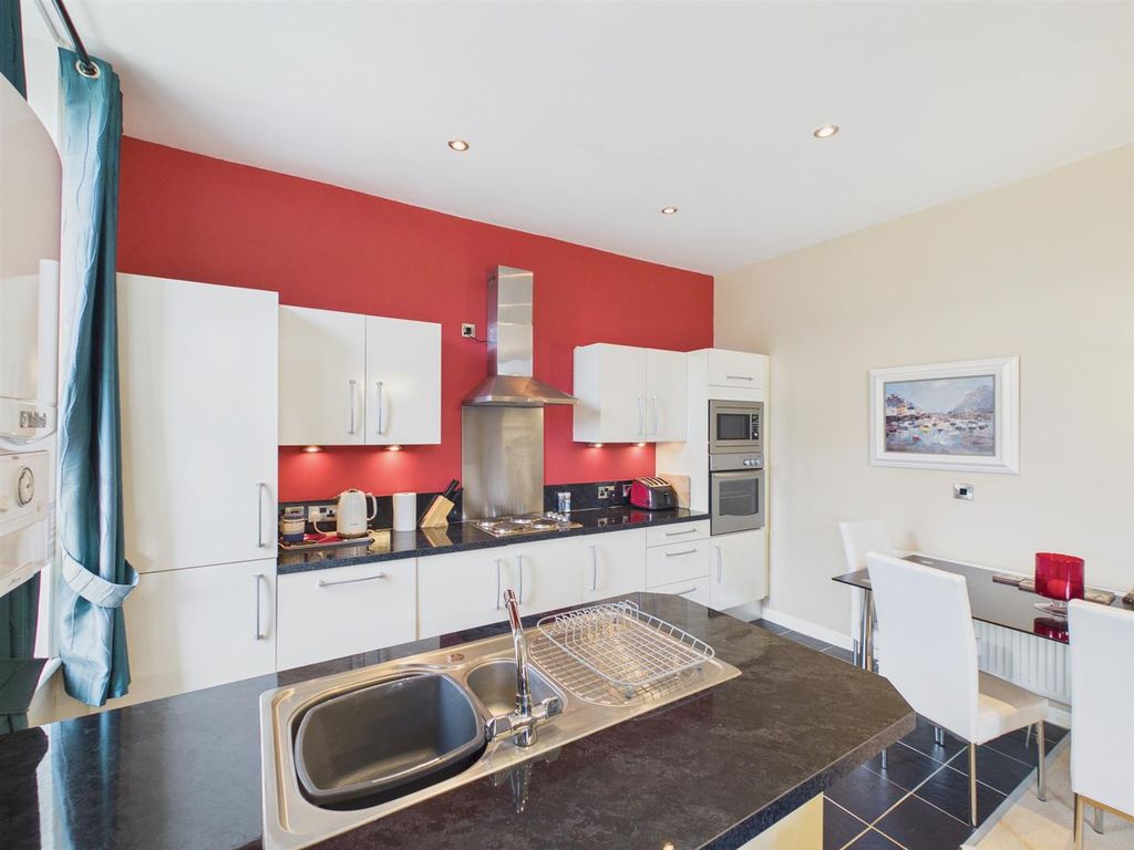 Property photo 3 of 12 Kitchen