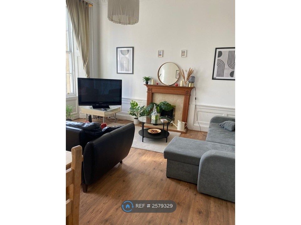 Property photo 3 of 12 Lounge/Dining