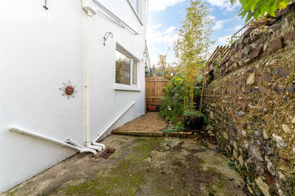 Property photo 3 of 8 Garden