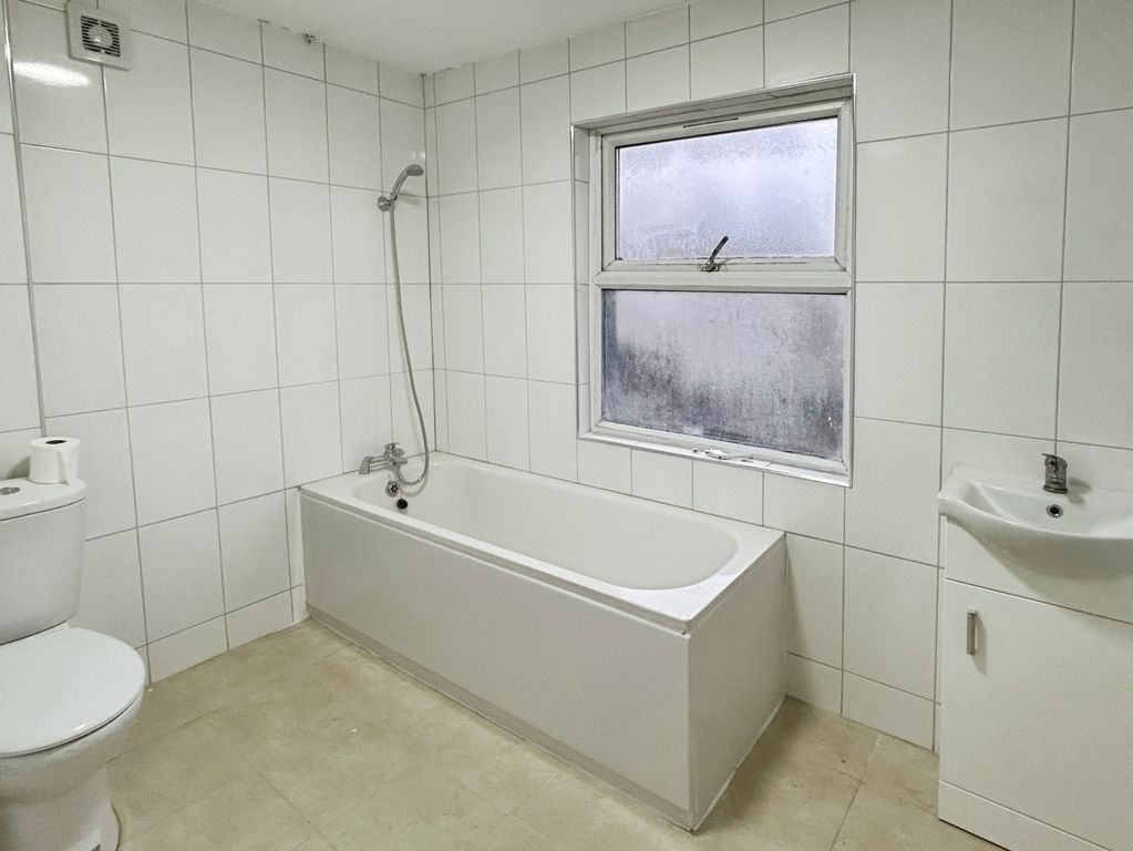 Property photo 3 of 9 Bathroom