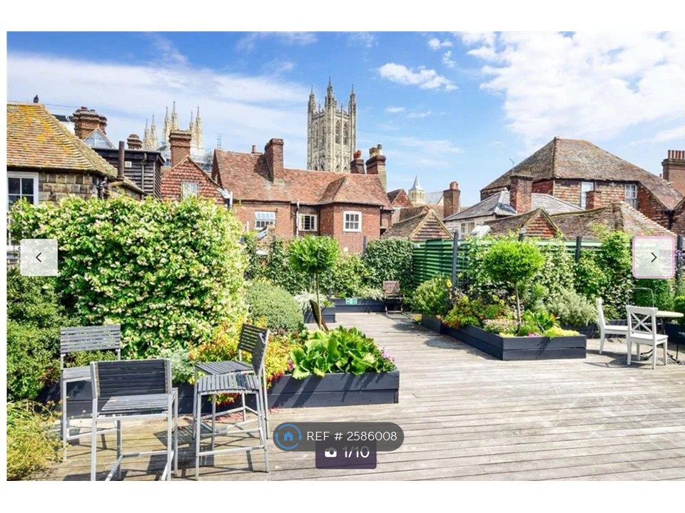 Property photo 2 of 27 Beautiful Communal Courtyard