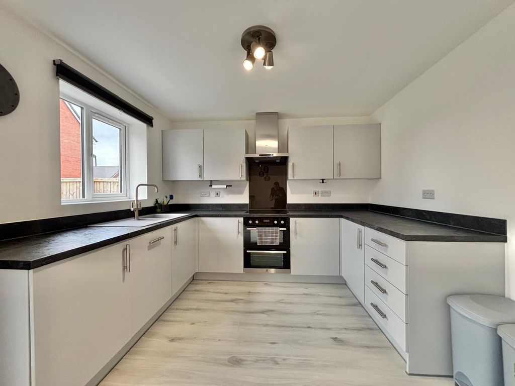 Property photo 2 of 19 Kitchen