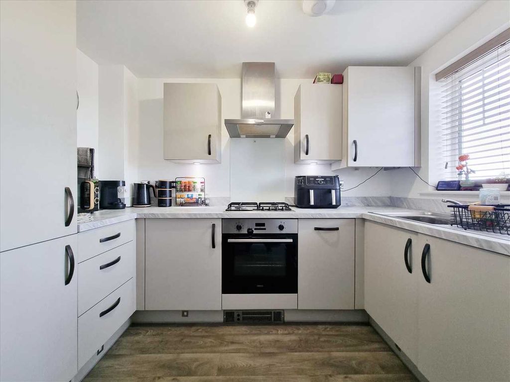 Property photo 2 of 11 Kitchen: