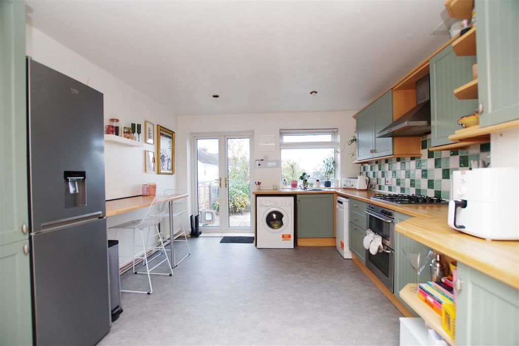 Property photo 3 of 14 Kitchen/Breakfast