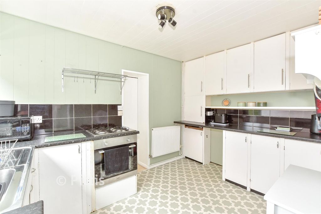 Property photo 3 of 8 Kitchen