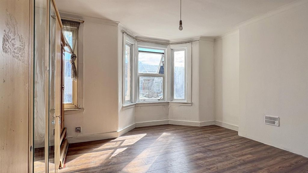 Property photo 2 of 11 Ashford Rd, E6 House For Sale By Barrain London Es