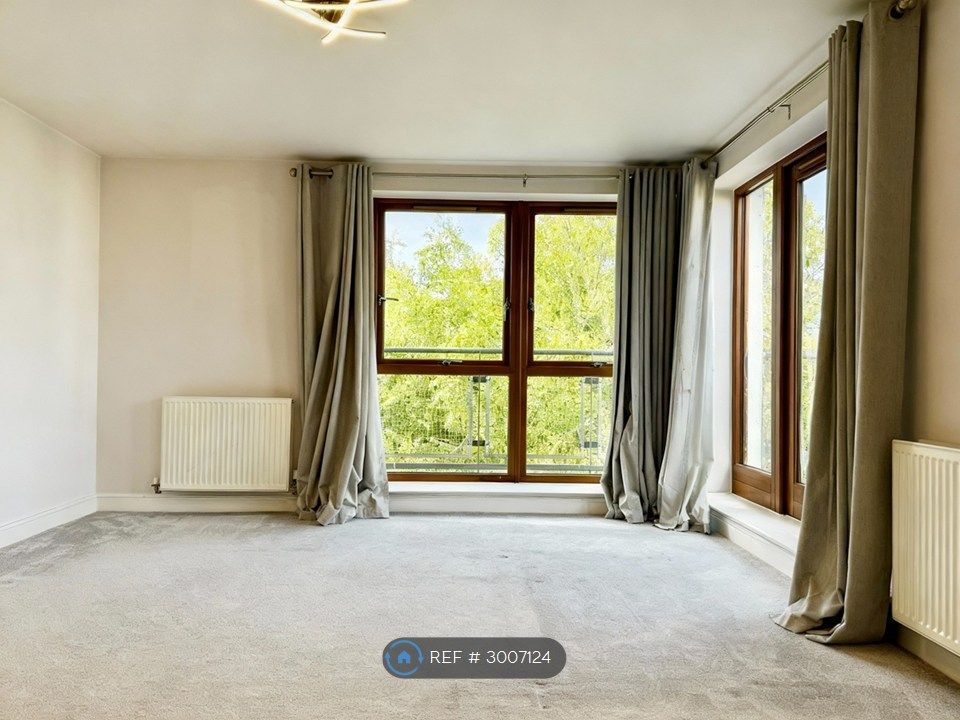 Property photo 3 of 18 Living Room