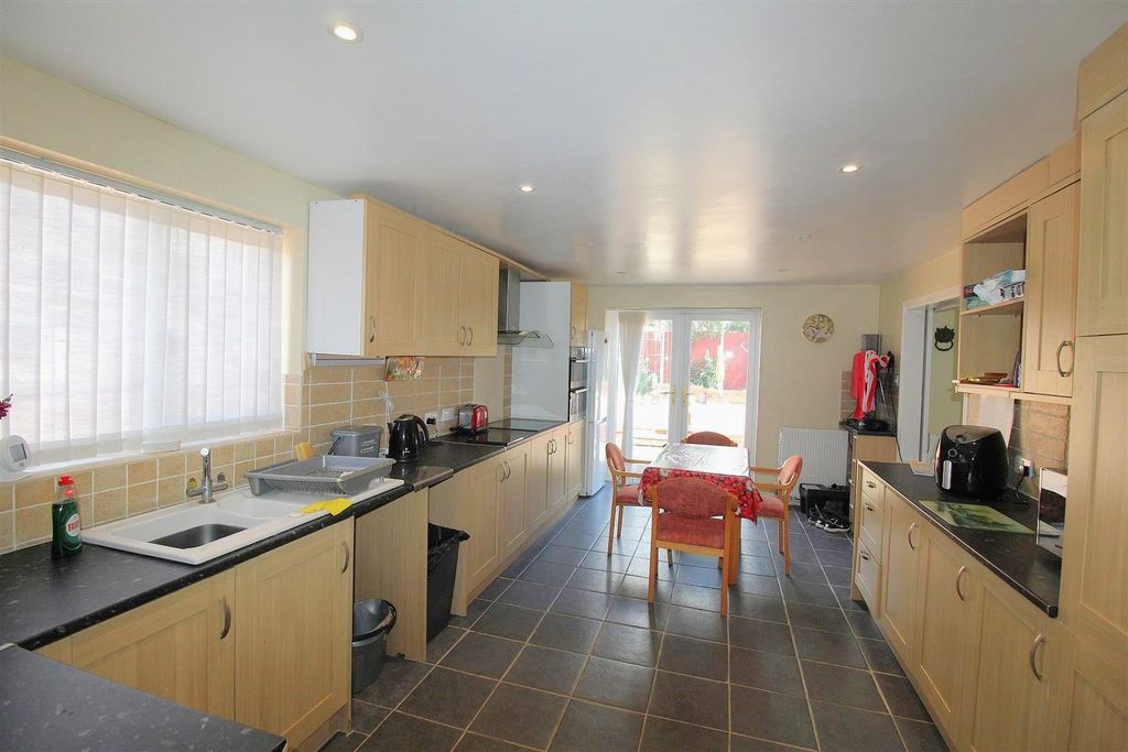 Property photo 2 of 14 Kitchen