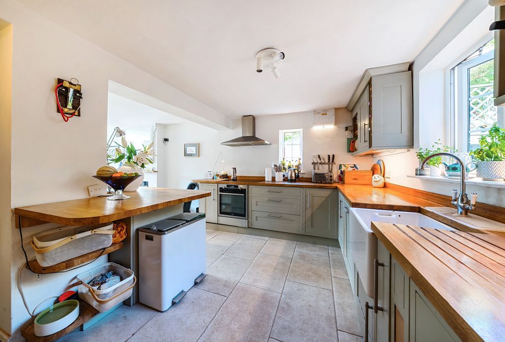 Property photo 2 of 21 1324480-10-6874cd...