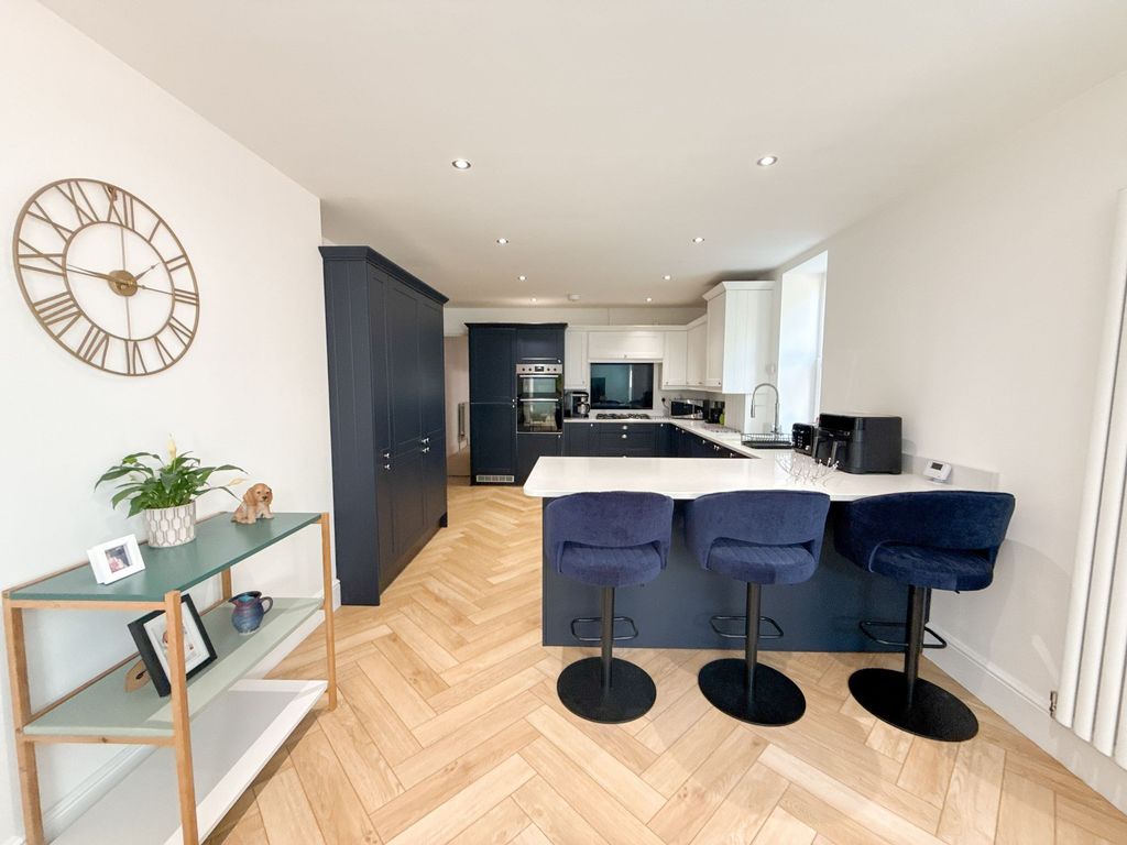 Property photo 3 of 12 Kitchen