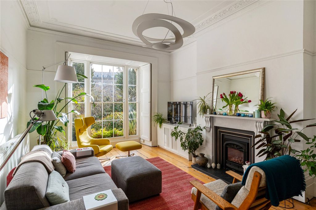 Property photo 3 of 23 Sitting Room