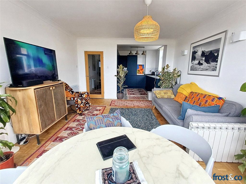 Property photo 3 of 24 Lounge