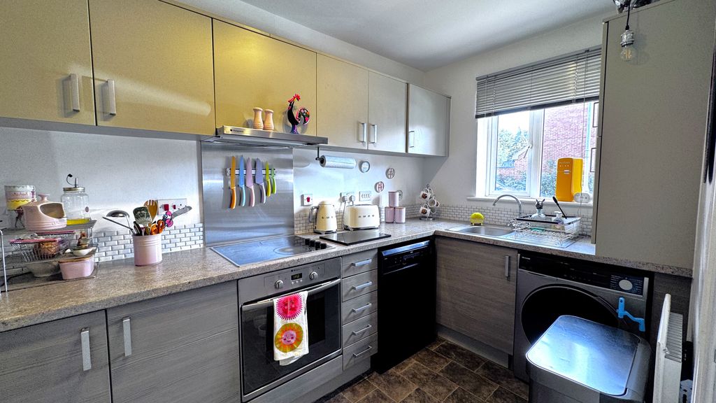 Property photo 3 of 17 Kitchen