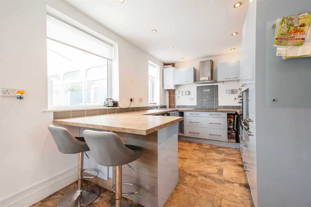 Property photo 3 of 19 Kitchen/Breakfast Room
