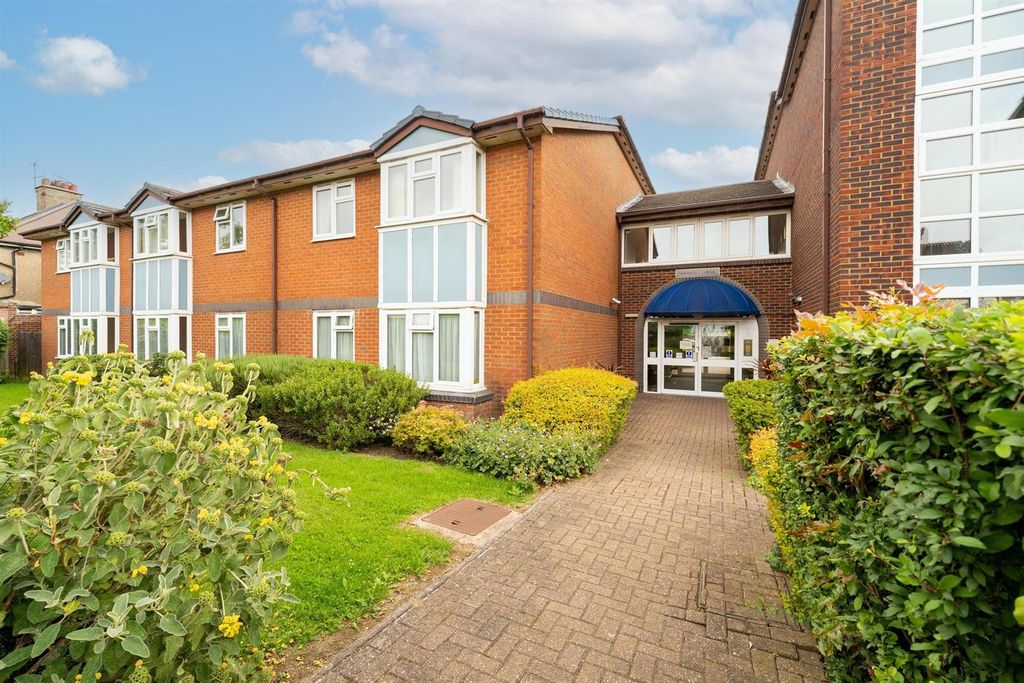 Property photo 1 of 13 Fairbanks Lodge, Furzehill Road