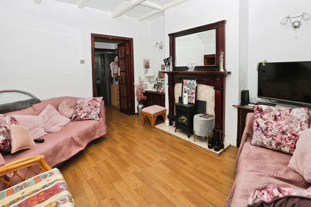 Property photo 1 of 15 Lounge