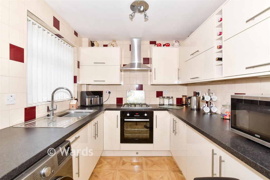 Property photo 3 of 9 Kitchen