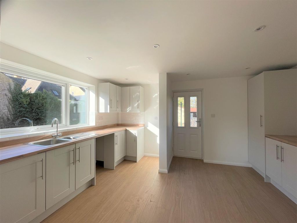 Property photo 2 of 9 Kitchen