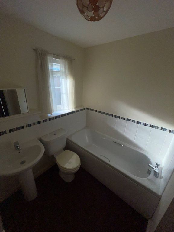 Property photo 1 of 7 Bathroom