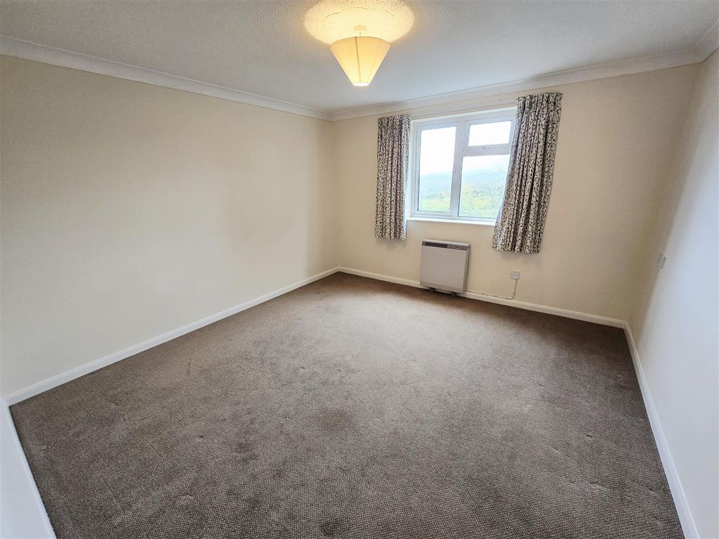 Additional image 5 of 2 bed flat for saleTavistock Road, Launceston PL15