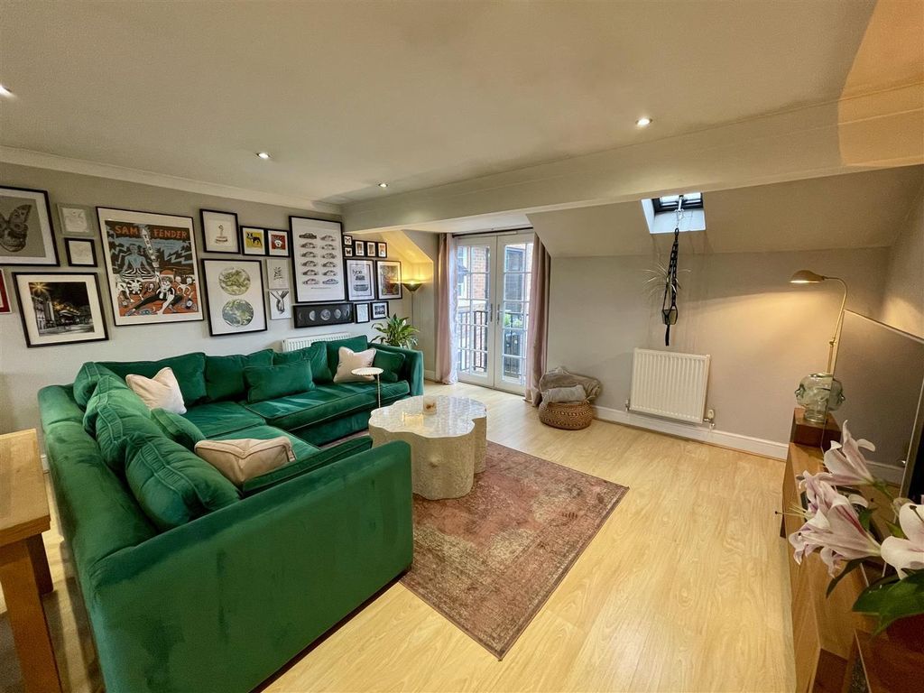 Property photo 3 of 13 Lounge