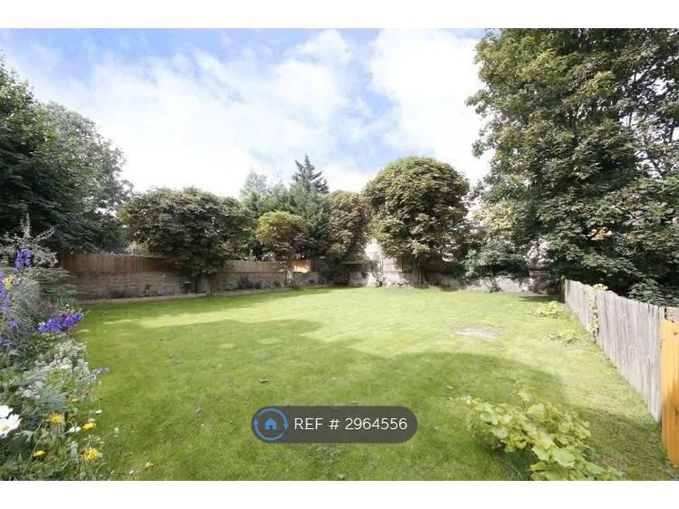 Property photo 3 of 13 Communal Garden