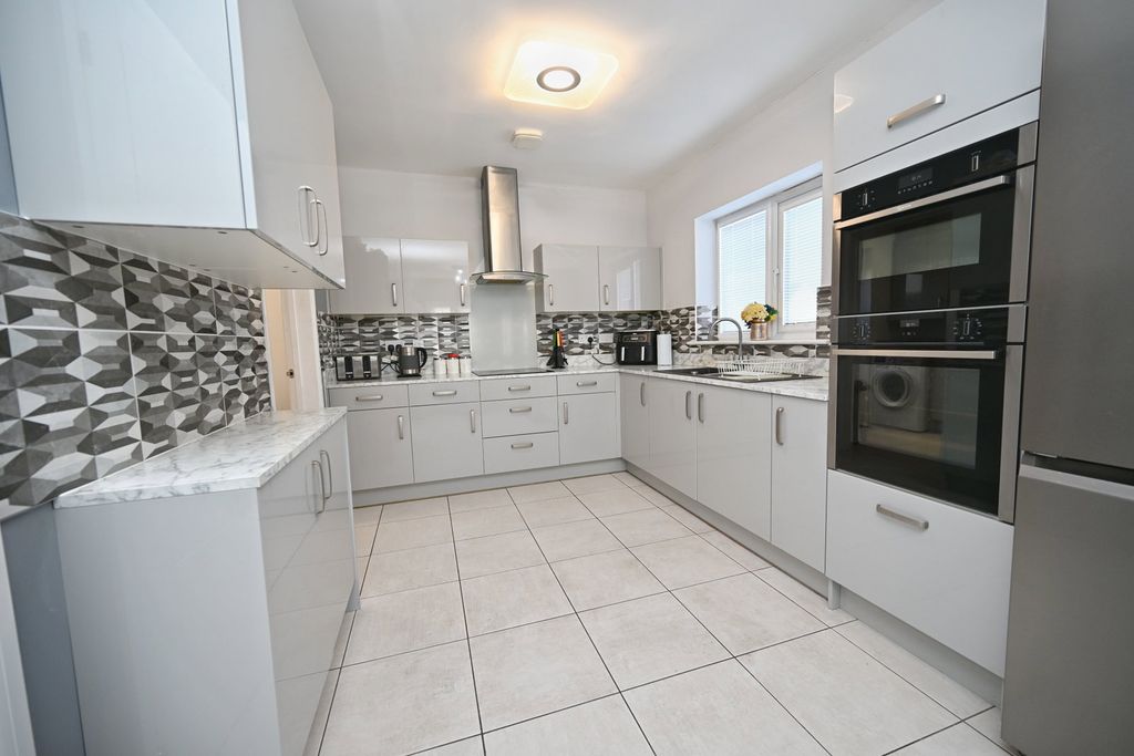 Property photo 3 of 29