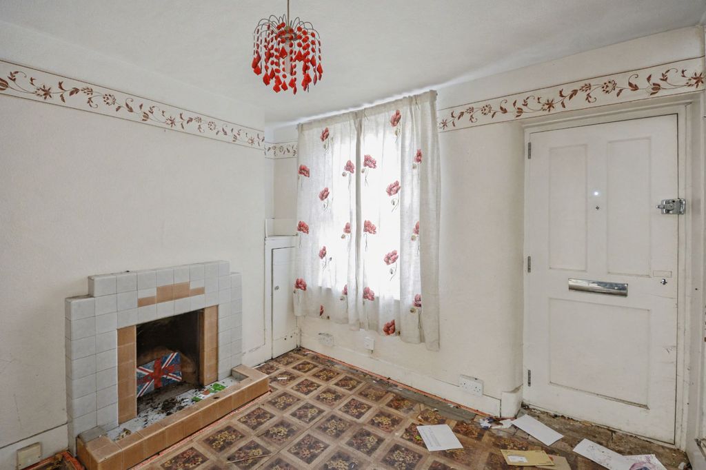 Property photo 3 of 19 17 St Johns Road, Hemel Hempstead, Hertfordshire Hp1 1Qf