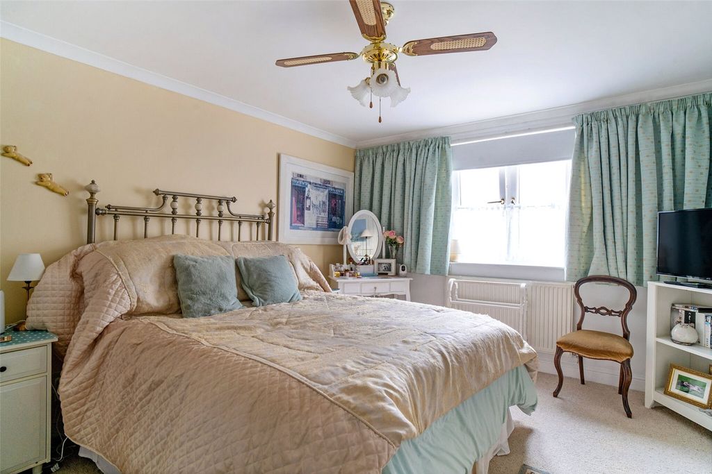 Property photo 3 of 17 Bedroom