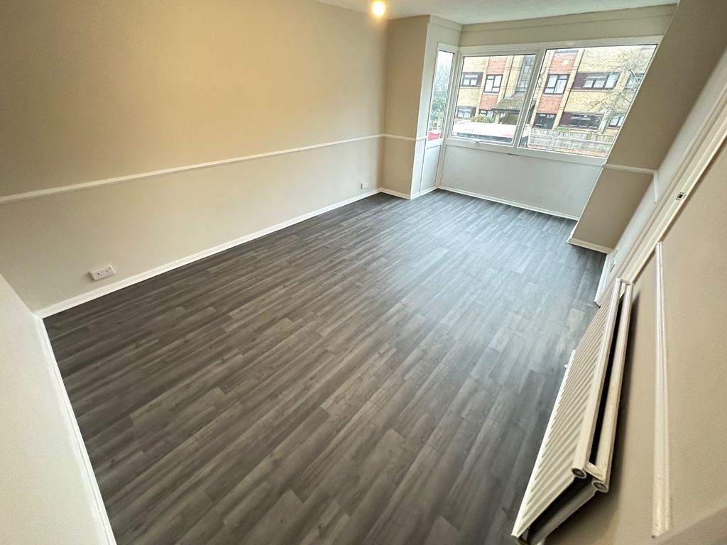 Property photo 3 of 10 4935012