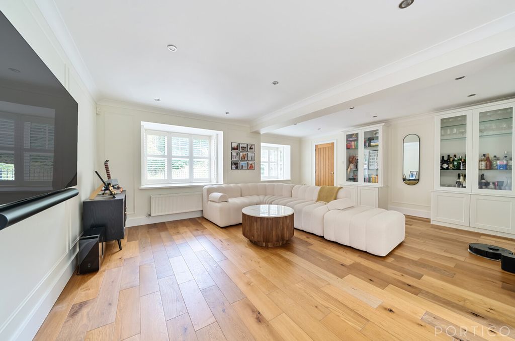 Property photo 3 of 20 Living 2