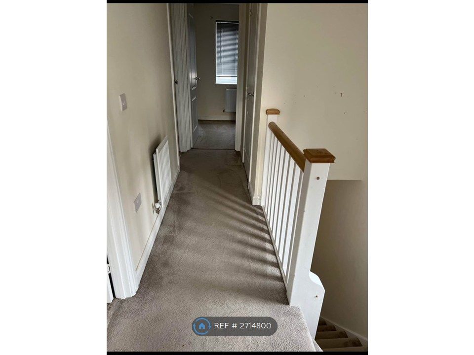 Property photo 3 of 21 Staircase