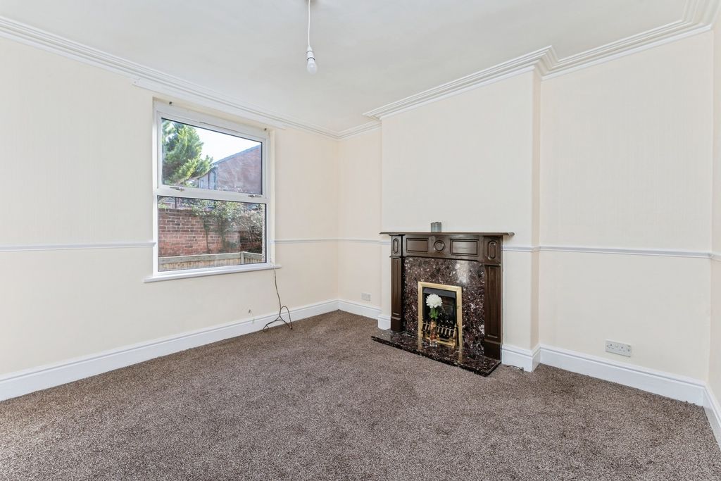 Property photo 2 of 18 Lounge