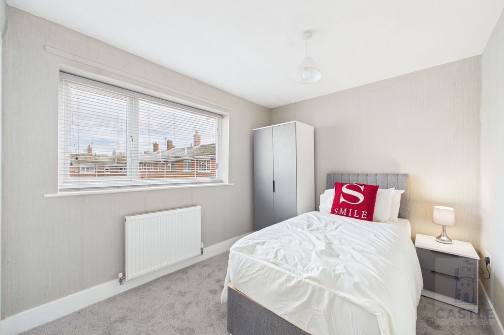 Property photo 1 of 7 Room 4