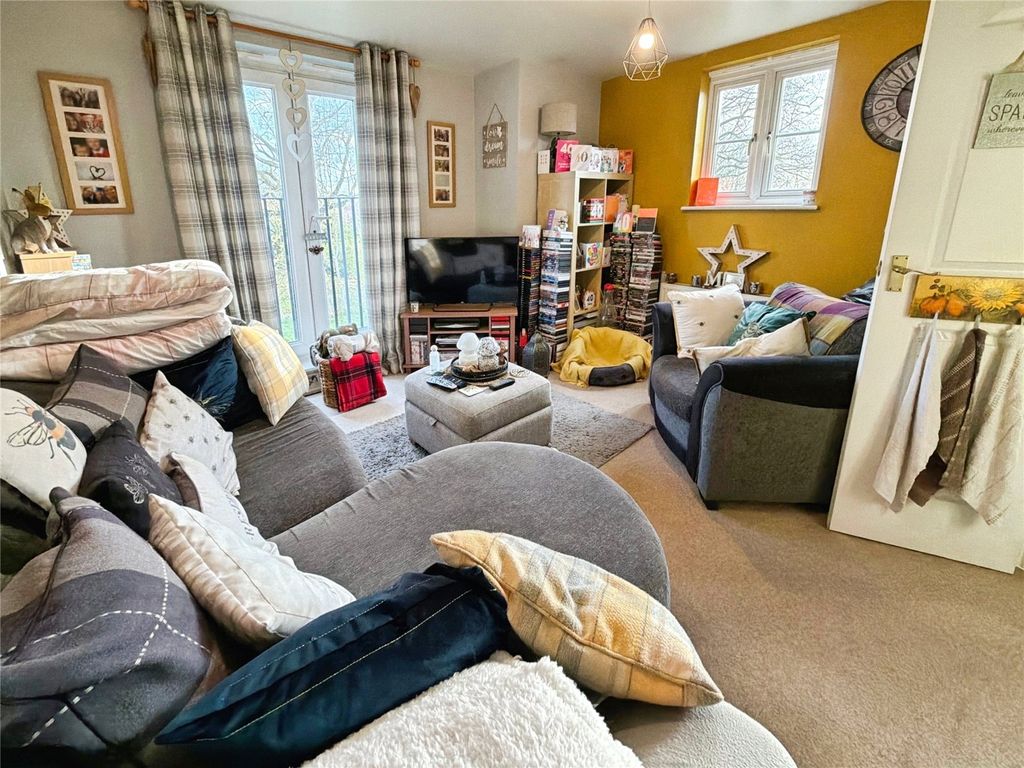 Property photo 3 of 10 Living Room