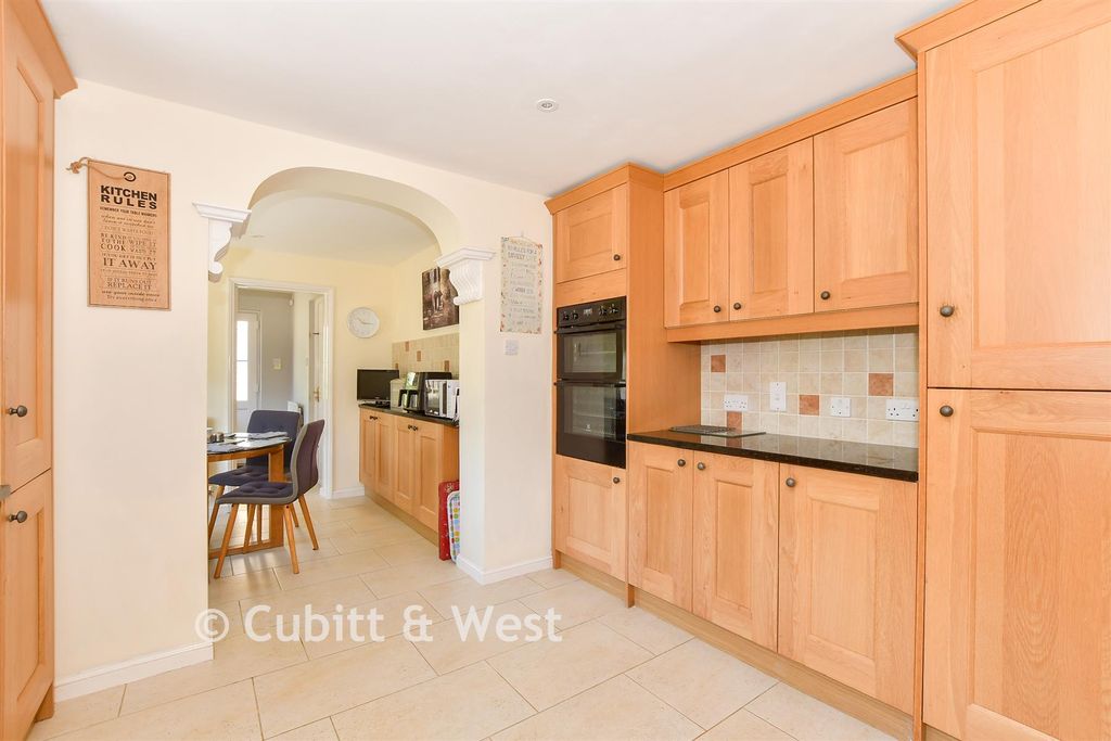 Property photo 3 of 18 Kitchen